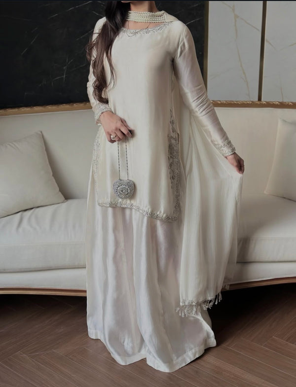 DRESS CODE: PEARL WHITE