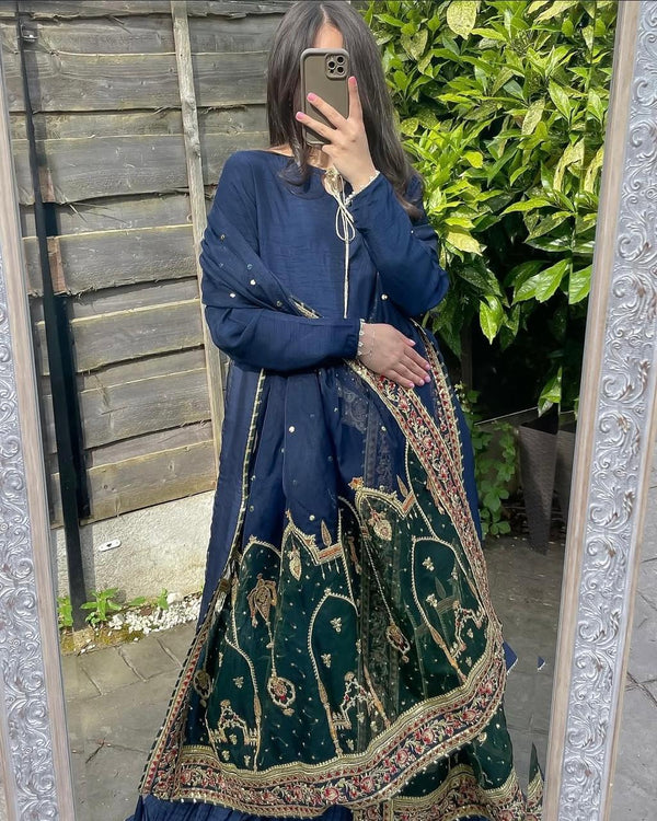 DRESS CODE: ELEGANT BLUE